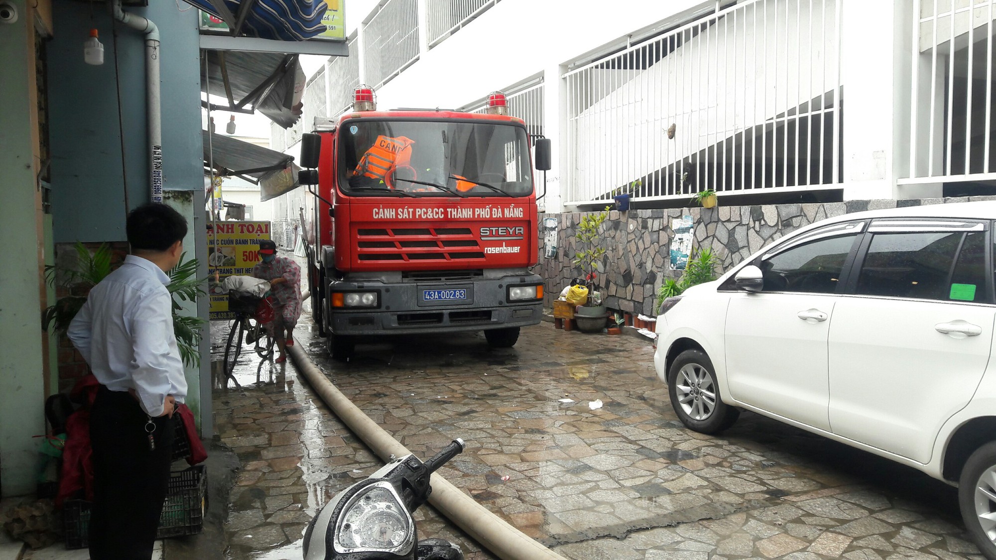 Cận cảnh giải cứu h&agrave;ng loạt xế hộp tiền tỉ bị ngập nước ở Đ&agrave; Nẵng - Ảnh 7.