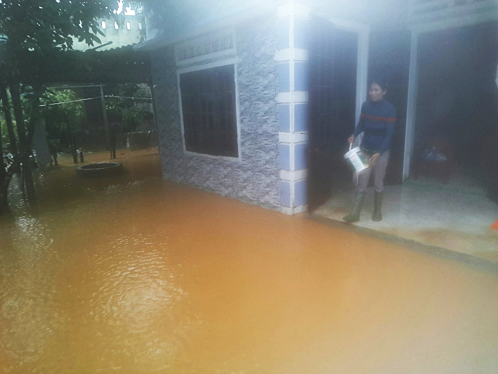 Đà Nẵng: Hòa Liên đang bị ngập sâu hơn 1 m - Ảnh 6.