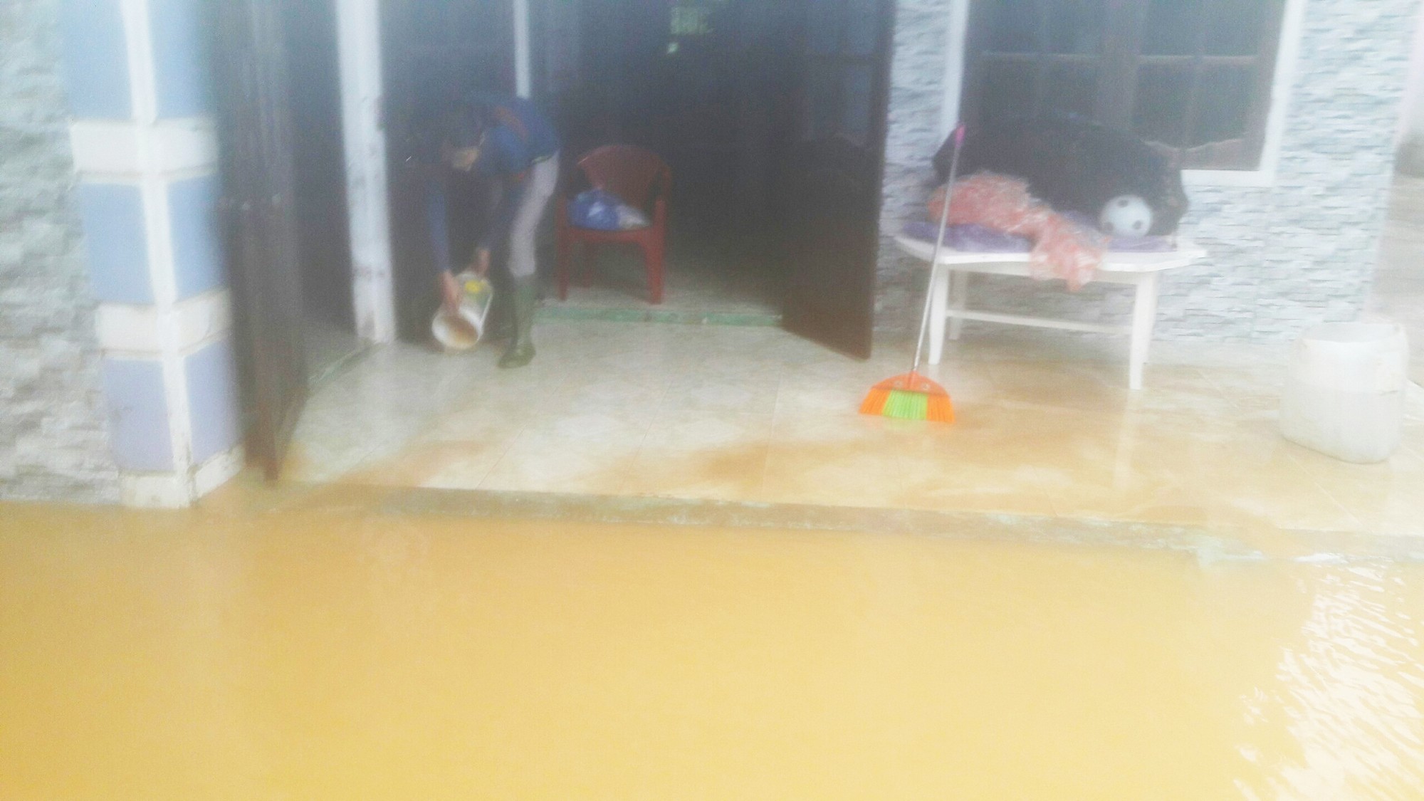Đà Nẵng: Hòa Liên đang bị ngập sâu hơn 1 m - Ảnh 7.