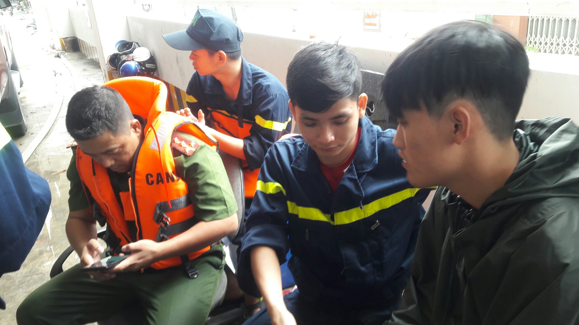 Cận cảnh giải cứu h&agrave;ng loạt xế hộp tiền tỉ bị ngập nước ở Đ&agrave; Nẵng - Ảnh 9.