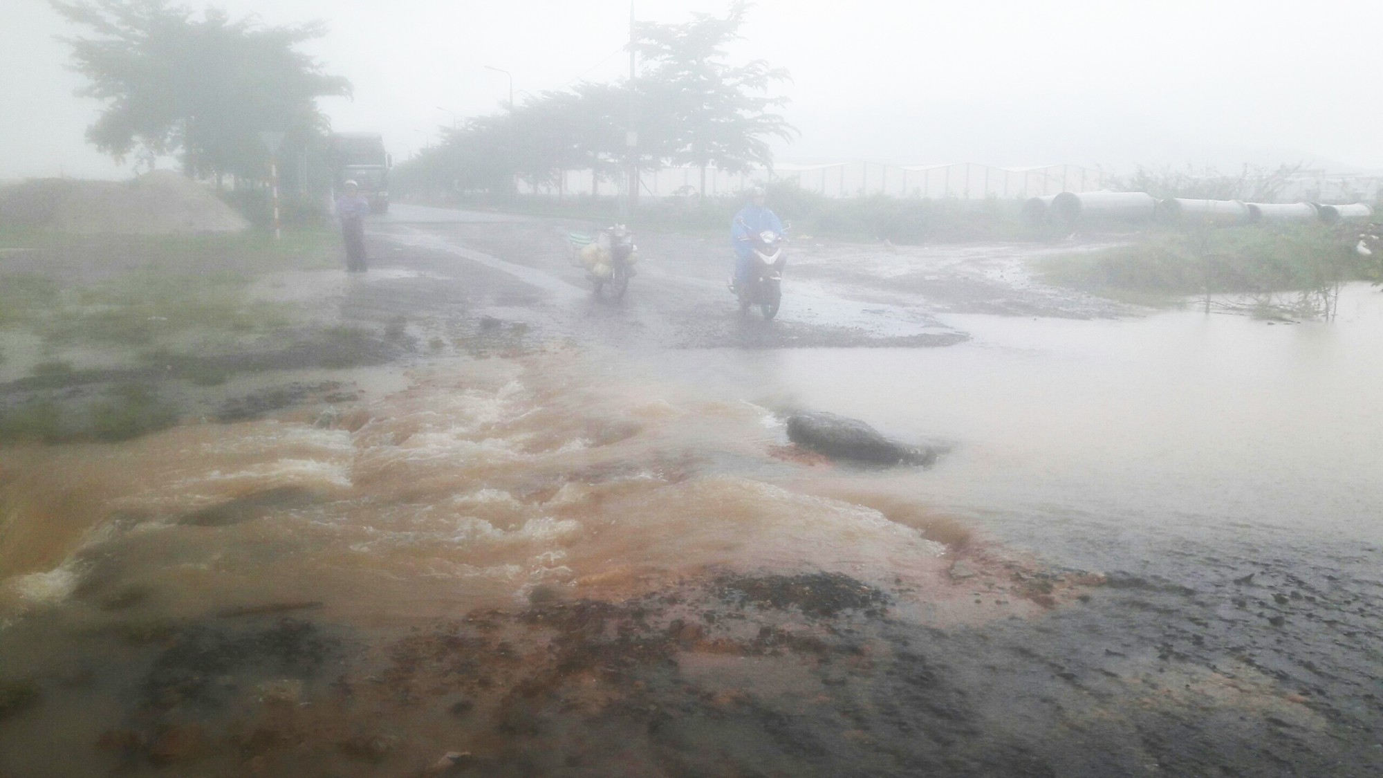 Đà Nẵng: Hòa Liên đang bị ngập sâu hơn 1 m - Ảnh 8.