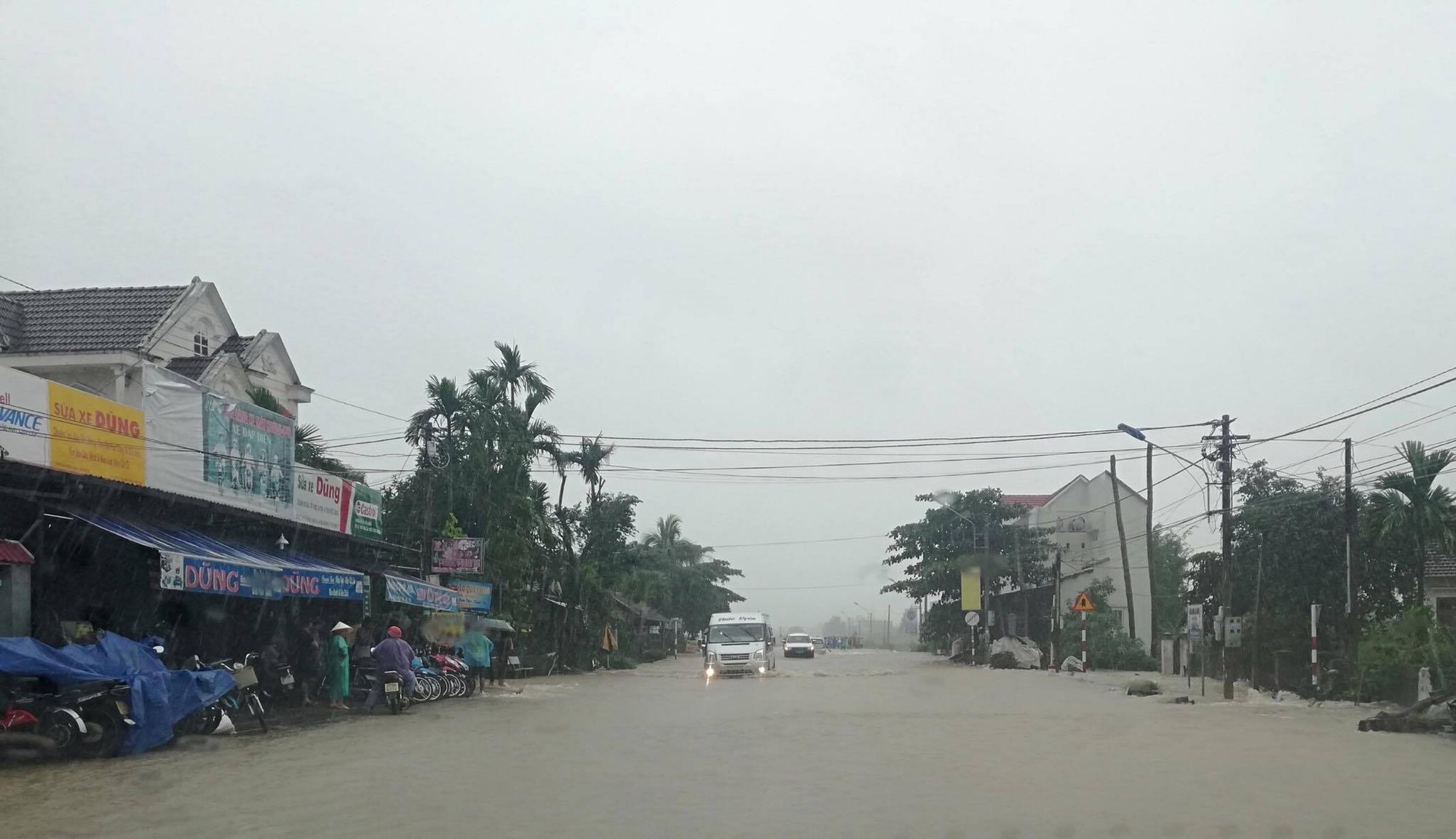 Bình Định: Nước lũ dâng cao, hàng chục ngàn học sinh phải nghỉ học