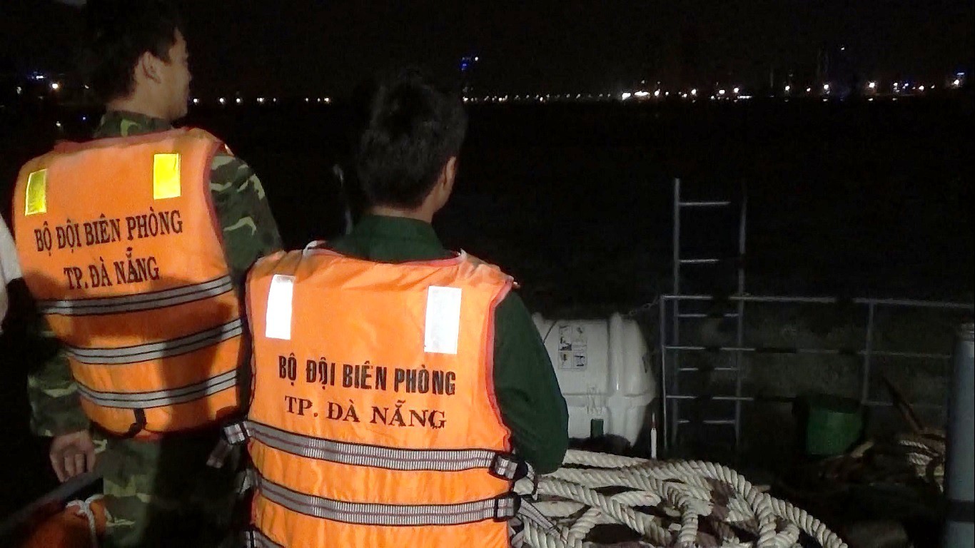 Tàu cá đâm vào đá ngầm bị chìm, 8 ngư dân may mắn được cứu sống