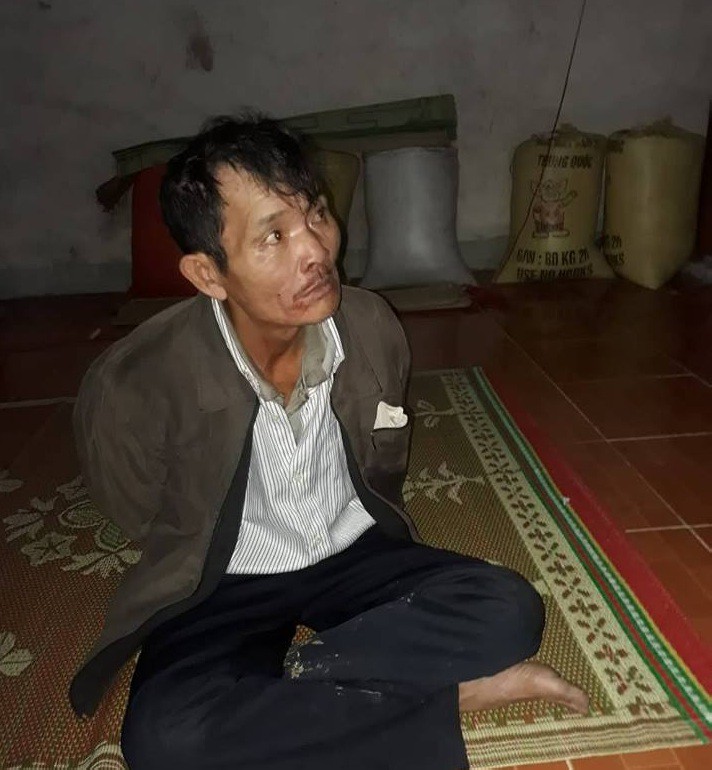 Thầy cúng rút kiếm đâm xuyên tim con trai rồi ăn lá ngón tự tử