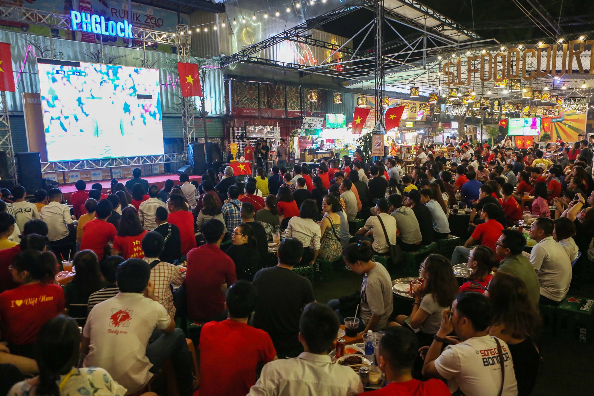 TP HCM: H&agrave;ng ng&agrave;n CĐV tiếp lửa thầy tr&ograve; HLV Park Hang Seo - Ảnh 7.