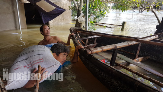 Nắng l&ecirc;n, Tam Kỳ vẫn ch&igrave;m trong nước, người chết ở Quảng Nam tăng - Ảnh 11.
