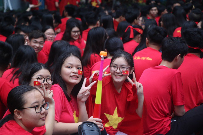 Học sinh TP HCM nhuộm đỏ s&acirc;n trường tiếp lửa tuyển Việt Nam - Ảnh 4.