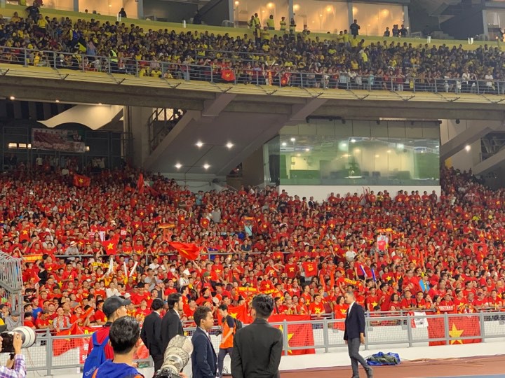 Khoảng 2.000 CĐV Việt Nam có mặt trên sân Bukit Jalil để cổ vũ thầy trò HLV Park Hang-seo