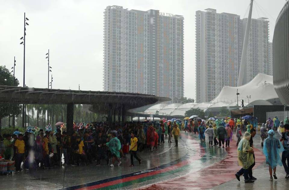 CĐV đội mưa đến sân sớm 4 giờ để xem trận Việt Nam - Malaysia
