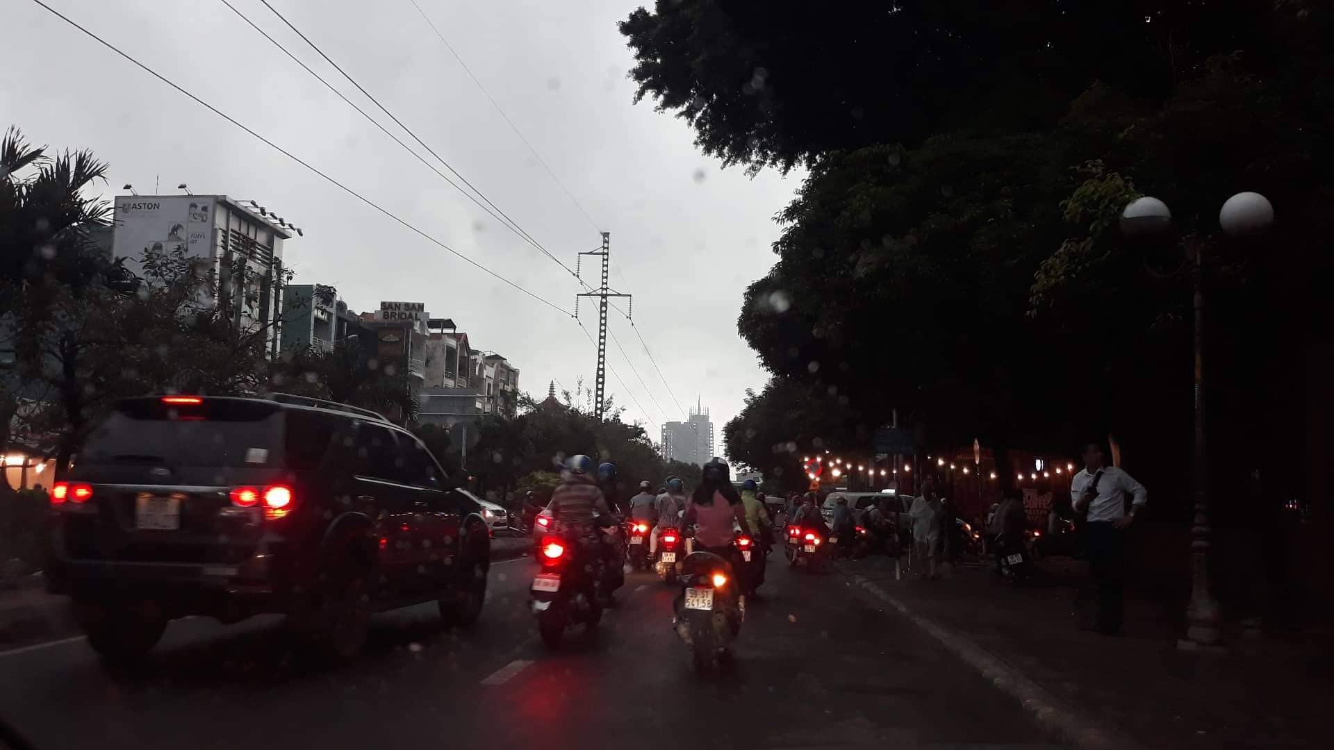 TP HCM: Mưa lớn kèm sấm sét, cán bộ dự báo nói "không có gì bất thường"