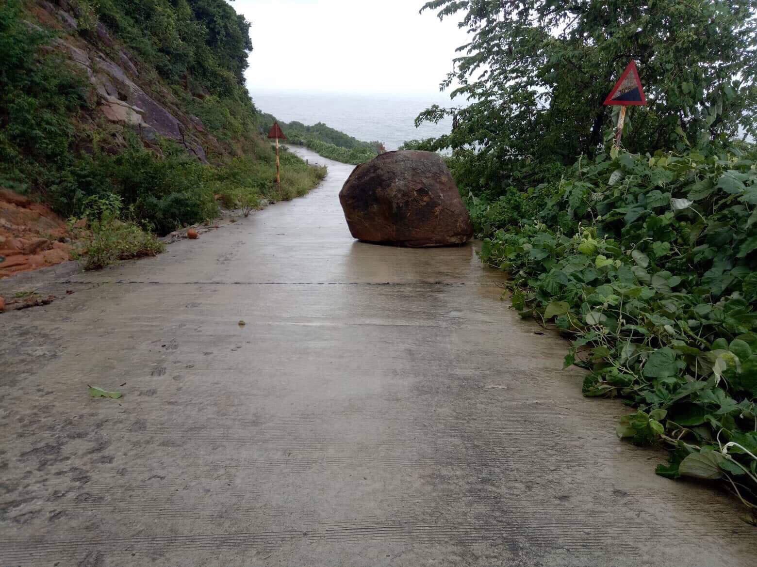 B&aacute;n đảo Sơn Tr&agrave; sạt lở nghi&ecirc;m trọng - Ảnh 6.