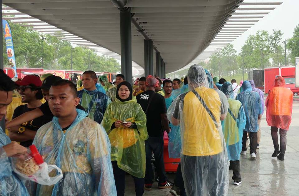 CĐV đội mưa đến sân sớm 4 giờ để xem trận Việt Nam - Malaysia - Ảnh 11.