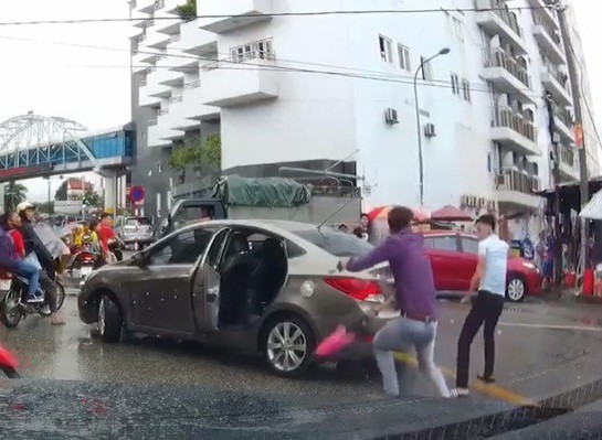 Bị nói “đồ nhà quê”, cử nhân kiến trúc chém đứt gân tay tài xế ô tô