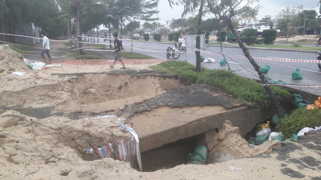 Hơn 3 km bờ biển Đ&agrave; Nẵng tiếp tục sạt lở nặng - Ảnh 6.