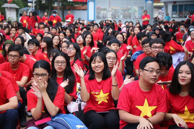 Học sinh TP HCM nhuộm đỏ sân trường tiếp lửa tuyển Việt Nam
