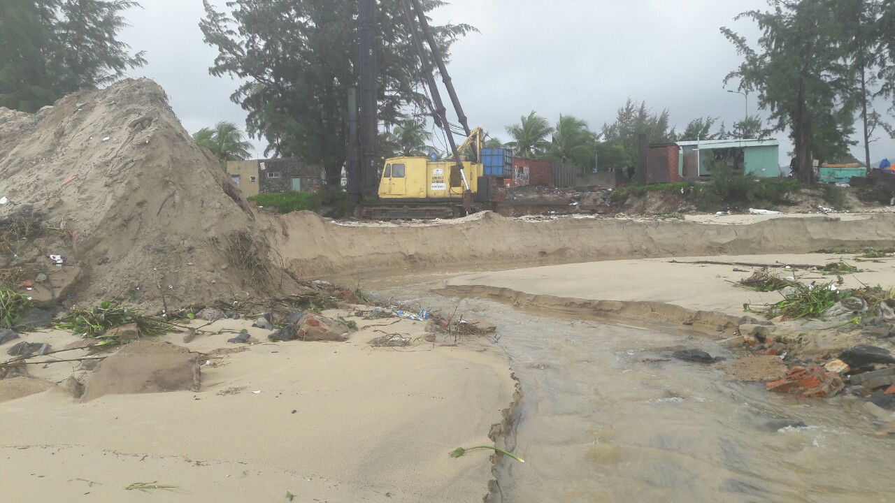 Hơn 3 km bờ biển Đ&agrave; Nẵng tiếp tục sạt lở nặng - Ảnh 7.