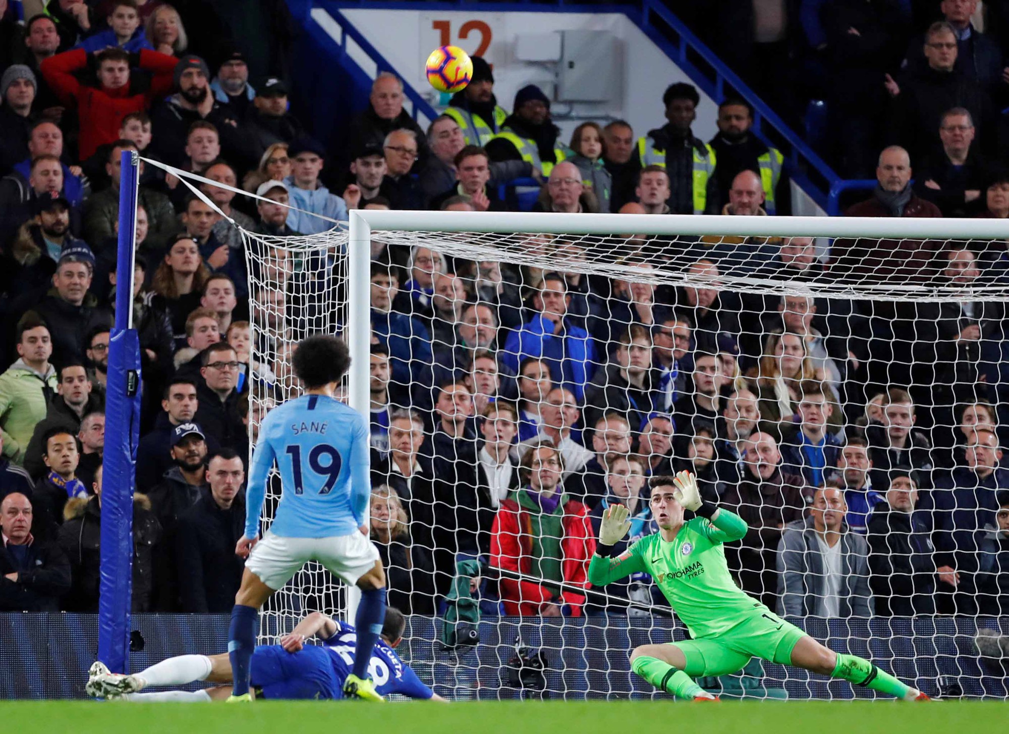 Man City: Đá sân nhà, lo mất ngôi đầu