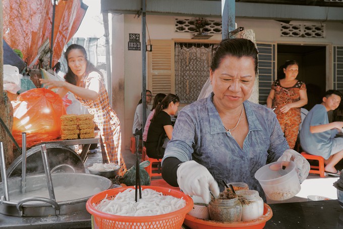 Tô mì 60.000 đồng: muốn ăn phải đợi một tiếng - Ảnh 1.