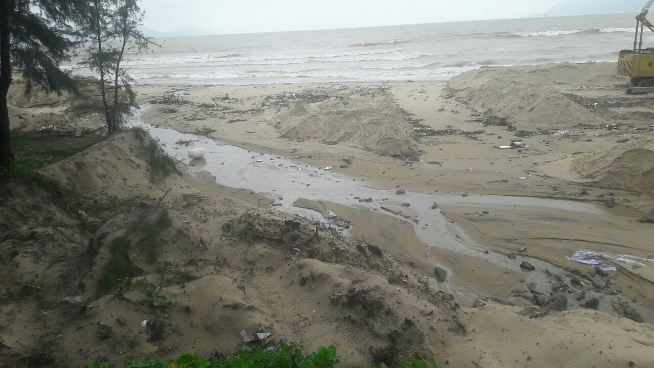 Hơn 3 km bờ biển Đ&agrave; Nẵng tiếp tục sạt lở nặng - Ảnh 11.