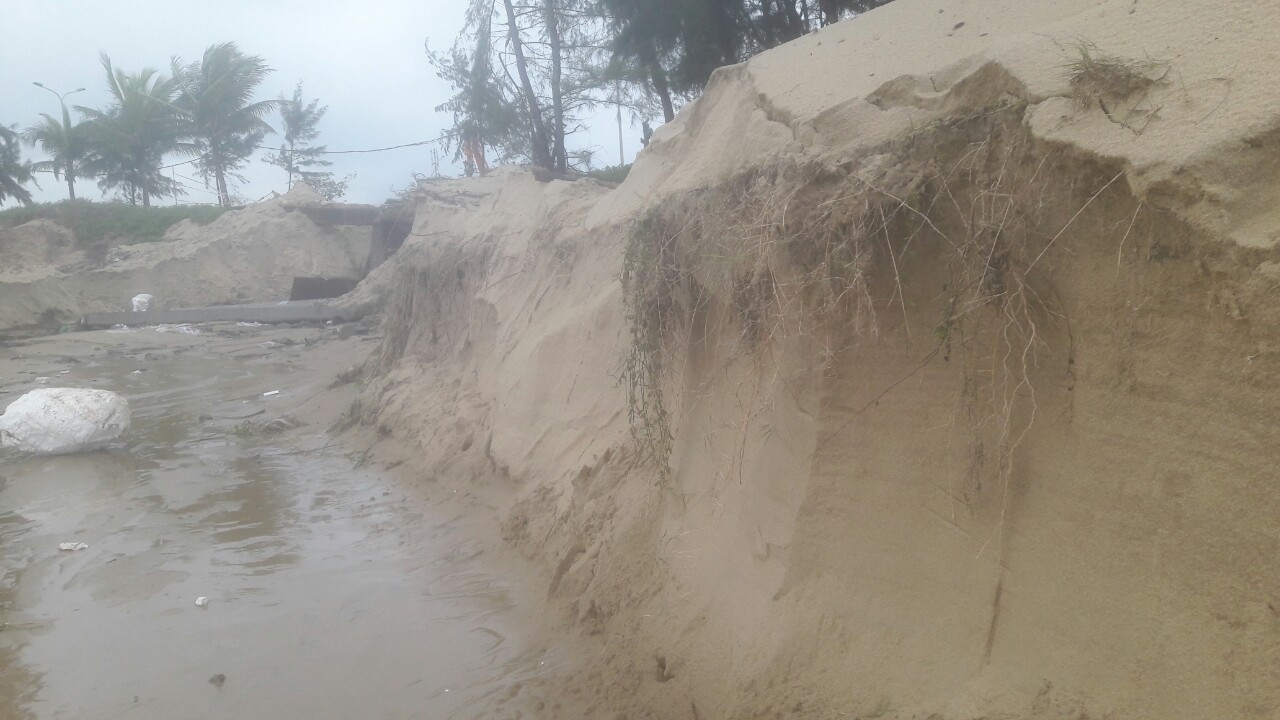 Hơn 3 km bờ biển Đ&agrave; Nẵng tiếp tục sạt lở nặng - Ảnh 12.