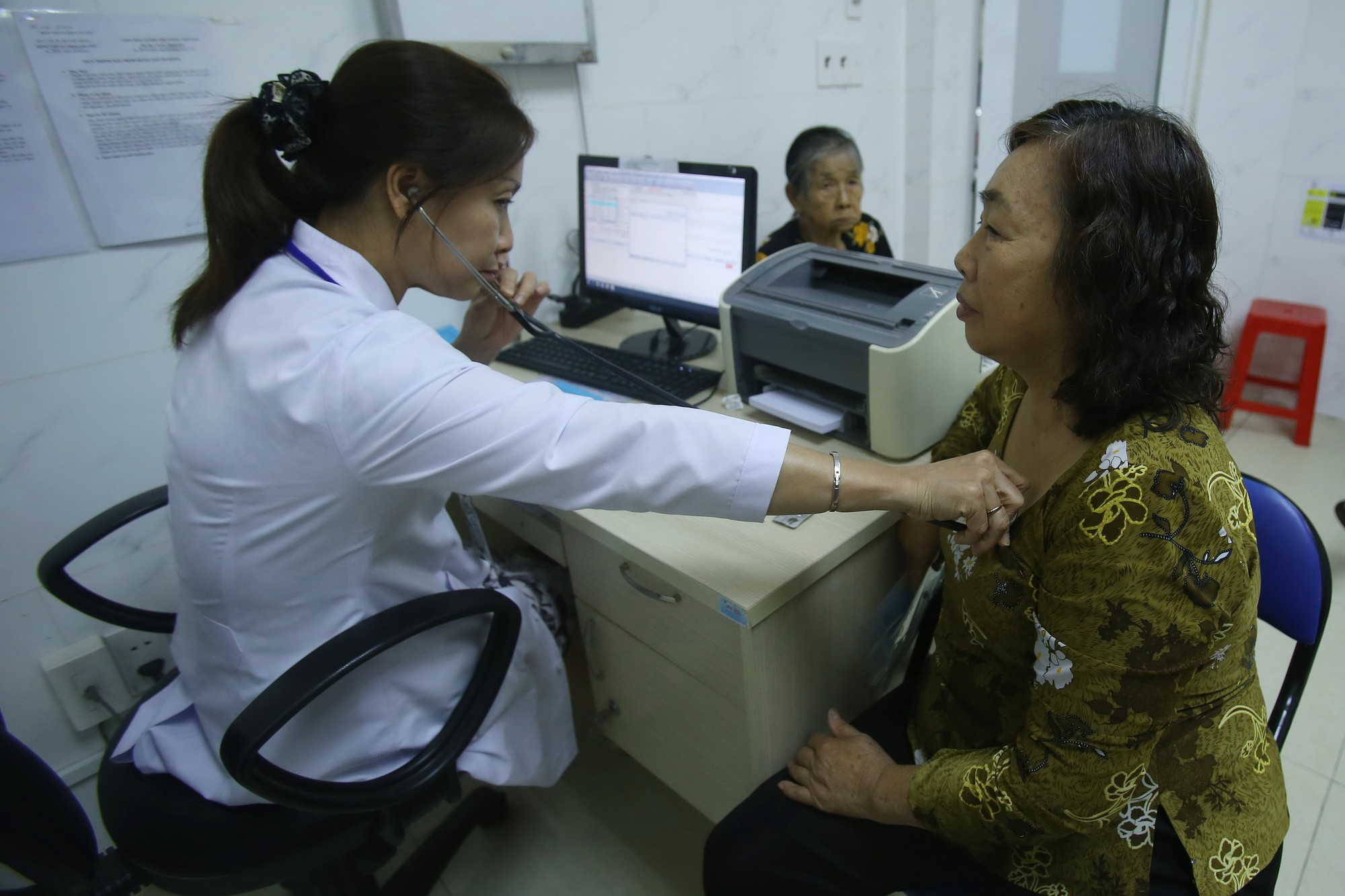 Giảm thời gian, thủ tục cho người kh&aacute;m chữa bệnh BHYT - Ảnh 1.