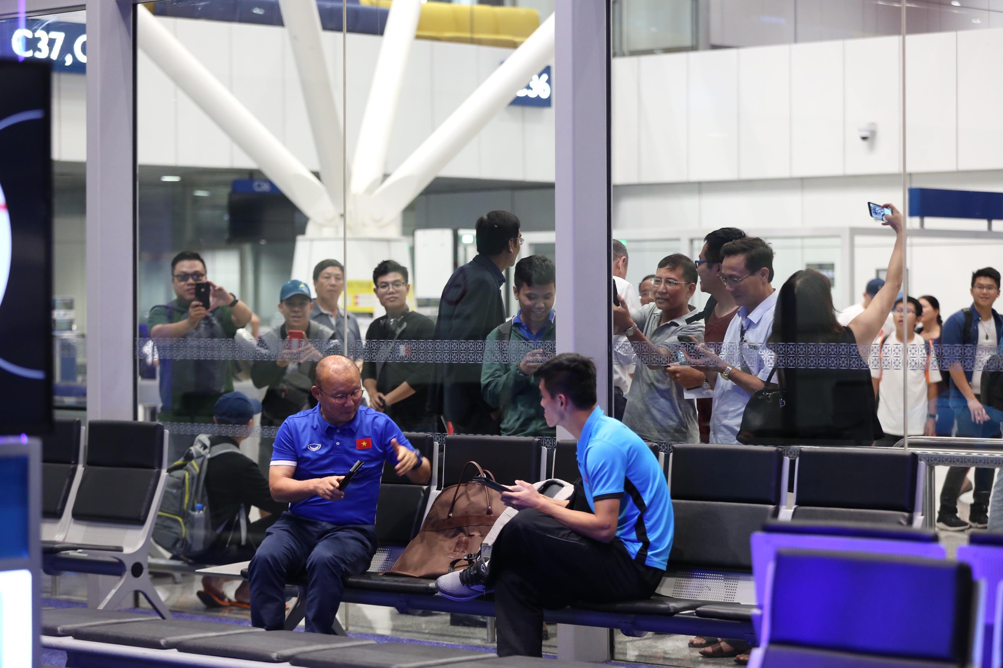 Tuyển Việt Nam về Hà Nội trên máy bay đặc biệt - Ảnh 3.