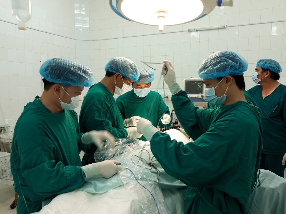 Bị đạn bắn đứt động mạch cổ