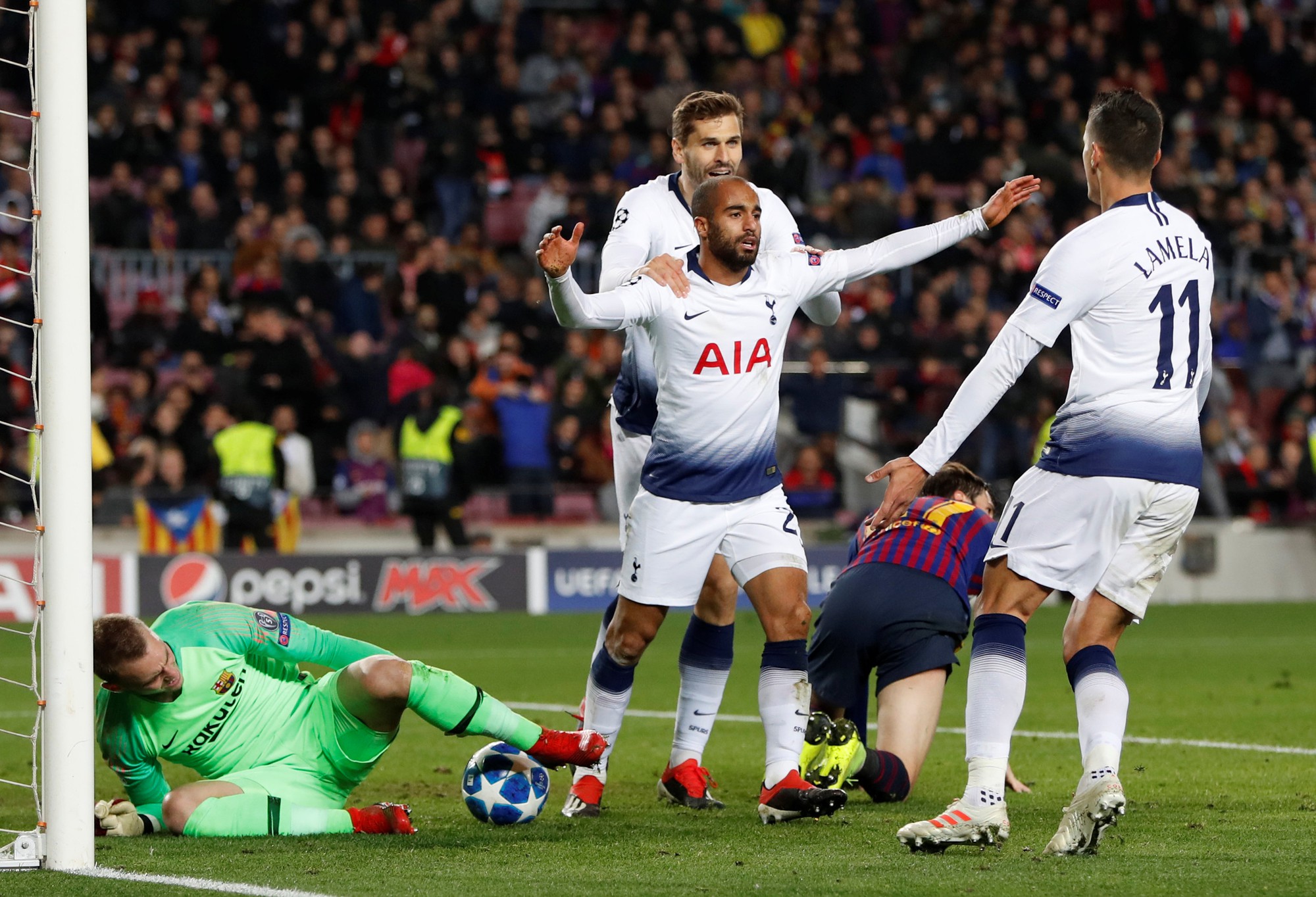 Salah cứu á quân Liverpool, Tottenham thoát hiểm Champions League