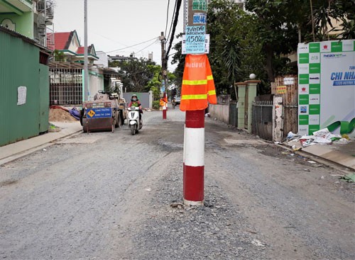 Trụ điện giữa hẻm
