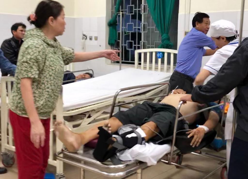Lật xe khách ở Quảng Ngãi khiến 8 người bị thương