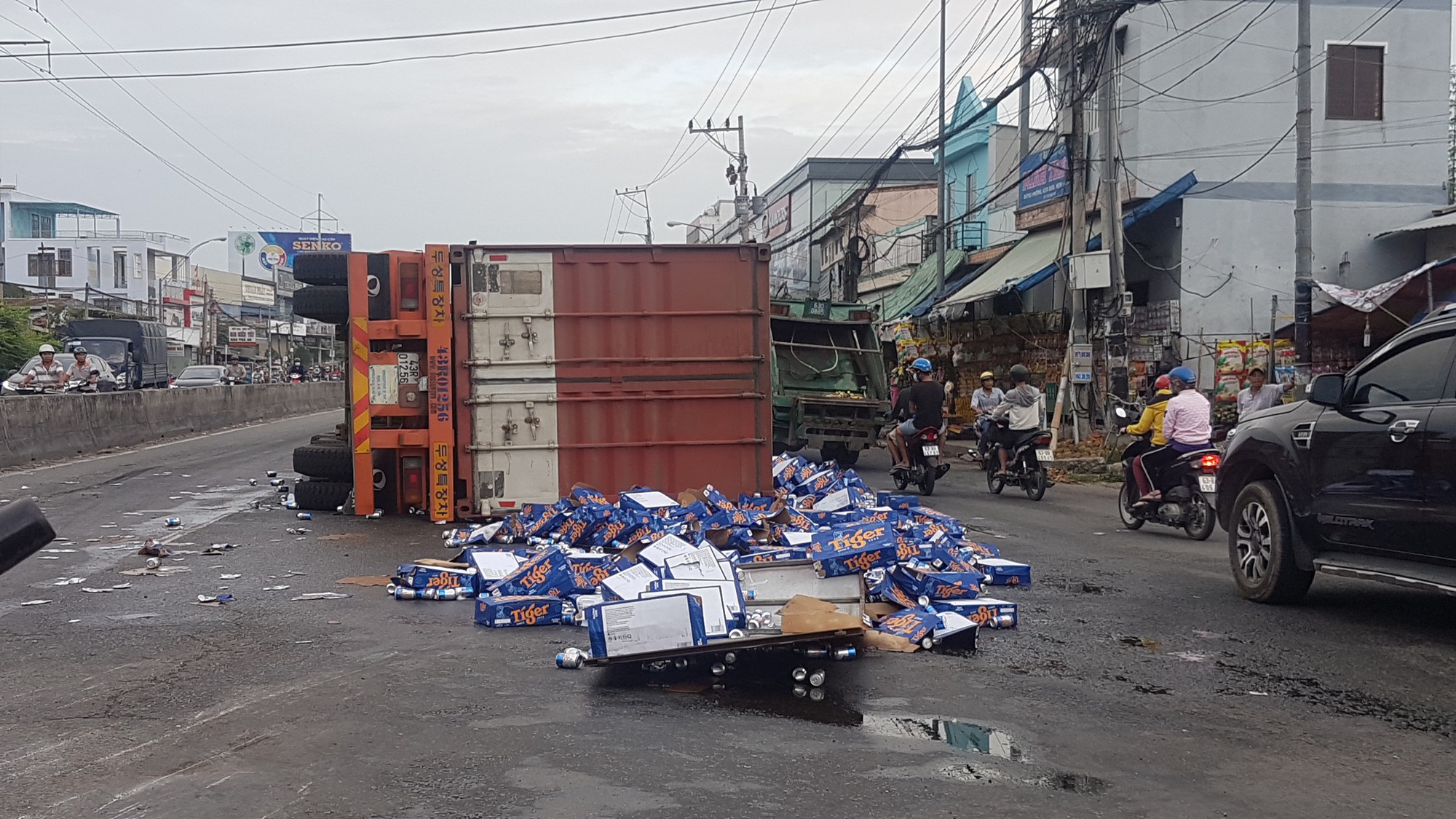 Sau tiếng nổ, container lật như phim, bia văng tứ tung tr&ecirc;n Quốc lộ 1 - Ảnh 1.
