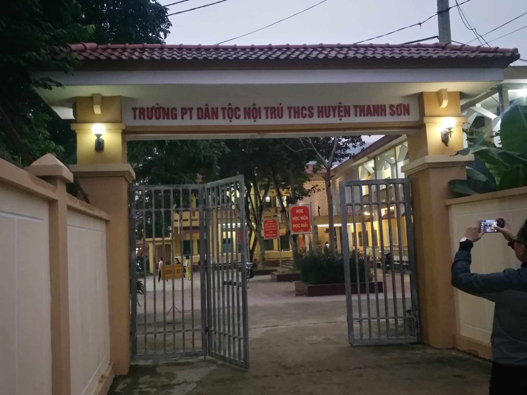 Hiệu trưởng bị nghi lạm dụng hàng chục nam sinh vẫn đến trường bình thường?