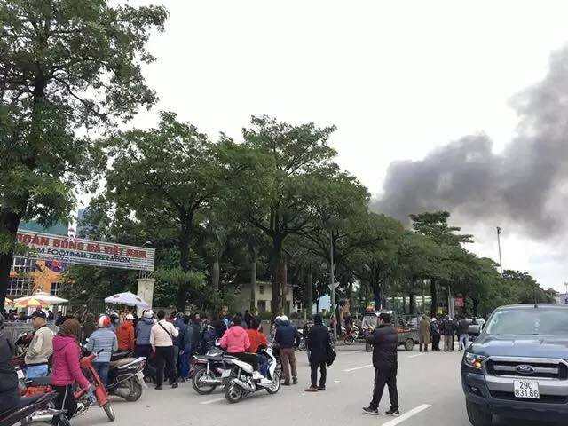 Ch&aacute;y lớn b&ugrave;ng ph&aacute;t gần trụ sở VFF khi h&agrave;ng trăm người đang xếp h&agrave;ng lấy v&eacute; - Ảnh 9.
