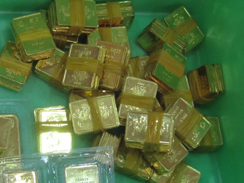 Nhu cầu èo uột, vàng SJC liên tục rớt giá - Ảnh 1.