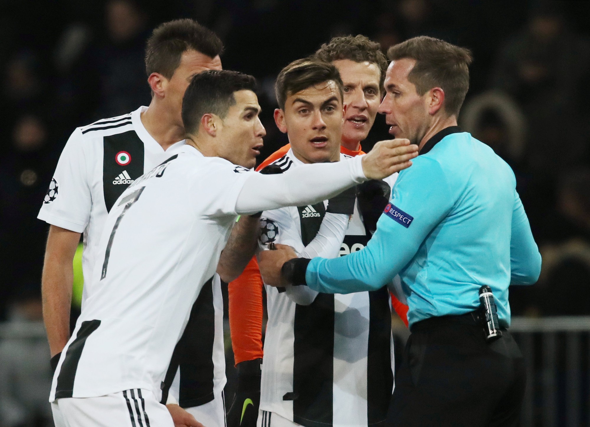 Ba đội bóng của Ronaldo thua liểng xiểng ở Champions League