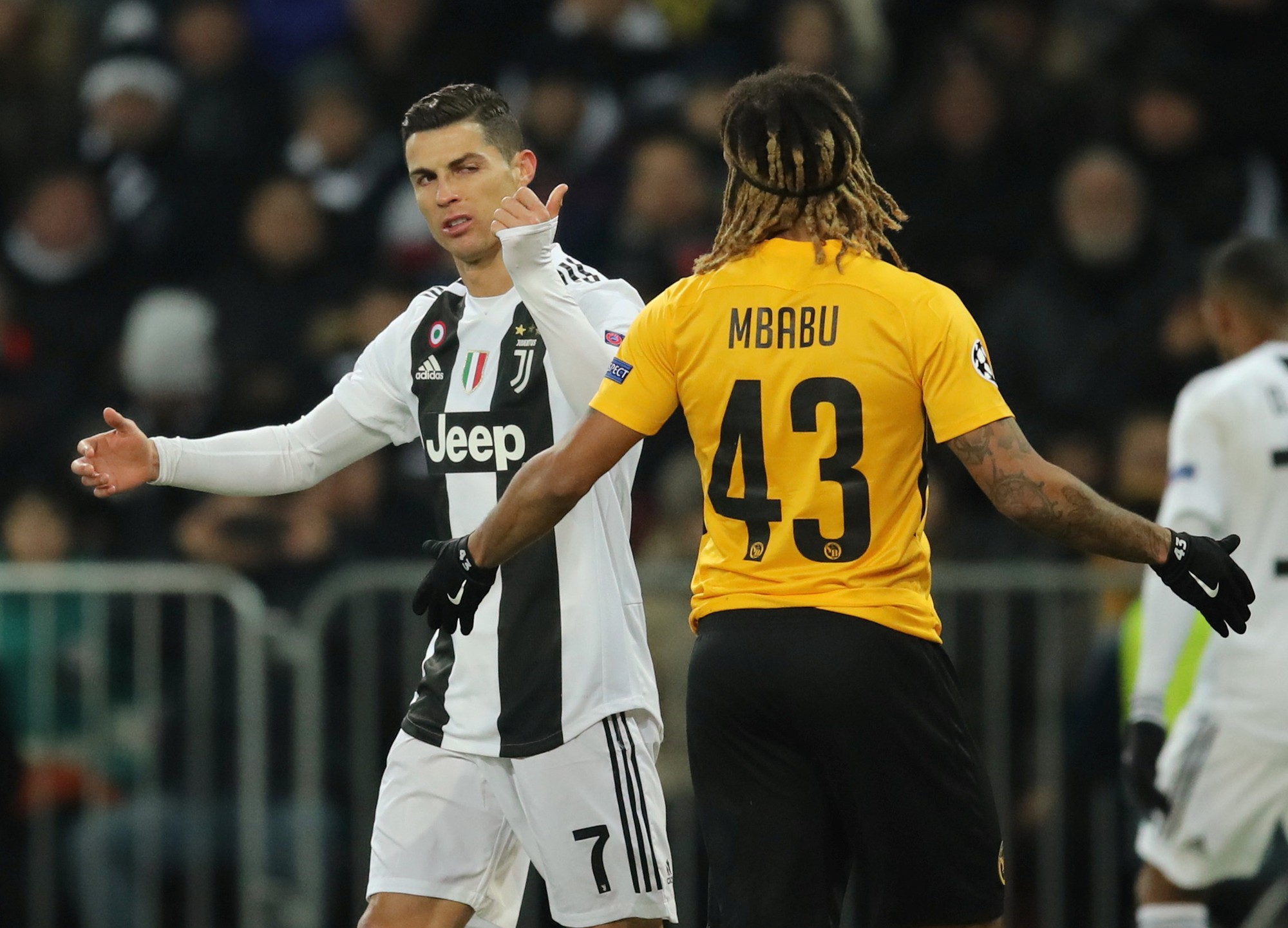 Ba đội b&oacute;ng của Ronaldo thua liểng xiểng ở Champions League - Ảnh 1.