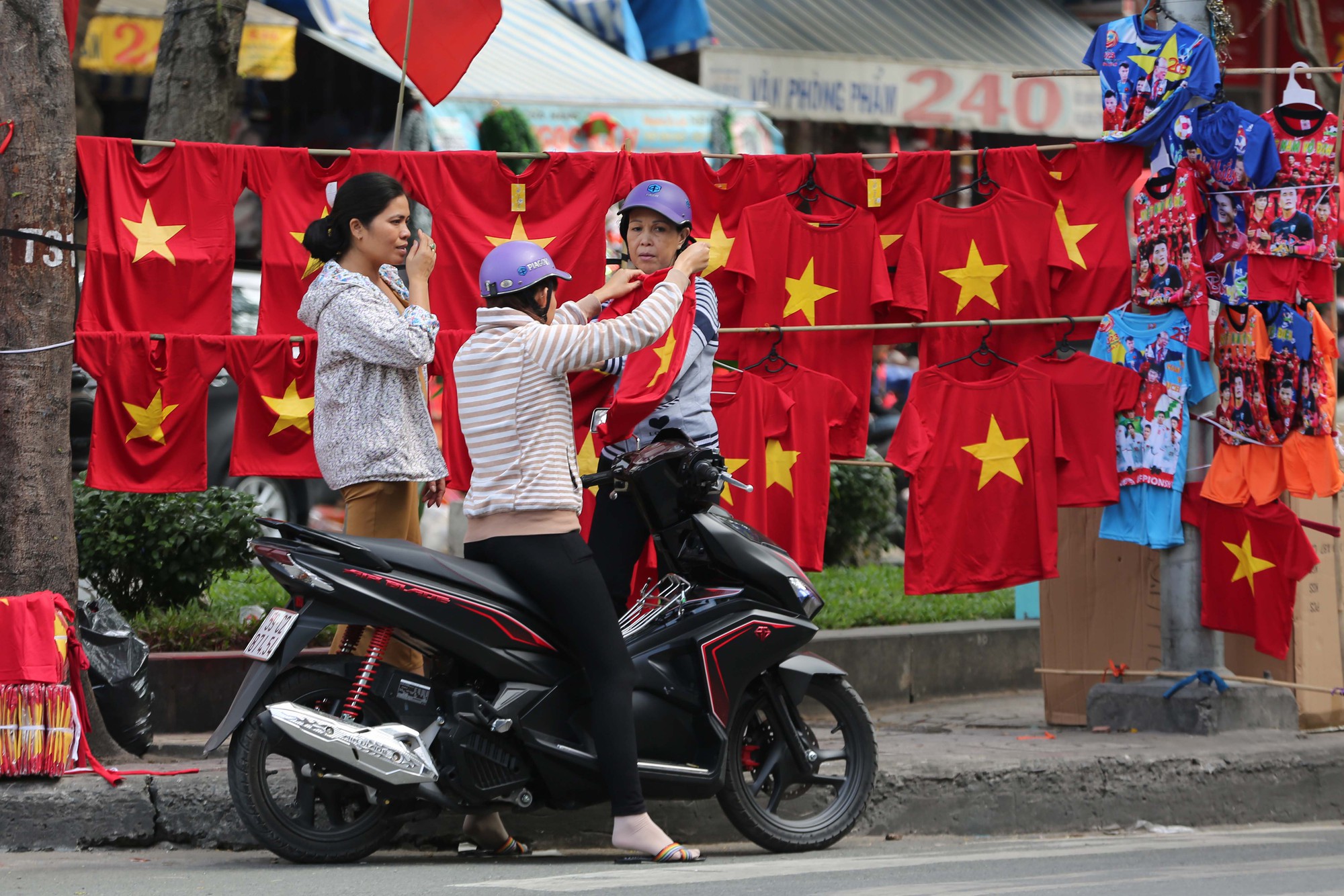 Người TP HCM nườm nượp mua sẵn cờ, áo đỏ cổ vũ tuyển Việt Nam