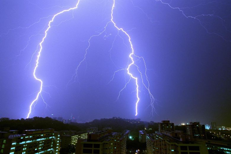 Chơi điện thoại đang sạc lúc trời mưa, bé gái bị sét đánh chết