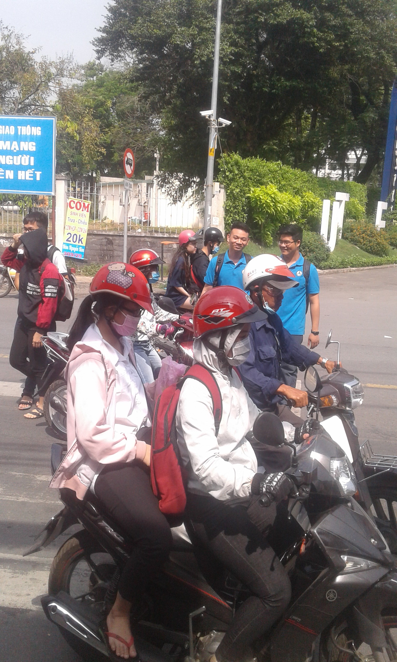 Nên có cầu vượt bộ hành