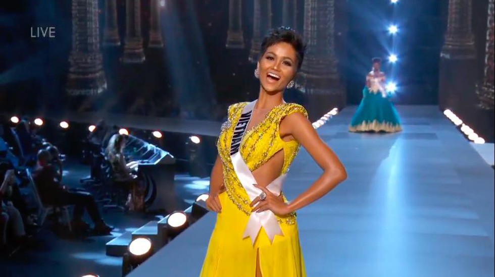 H’Hen Niê tỏa sáng với bikini và đầm dạ hội vàng