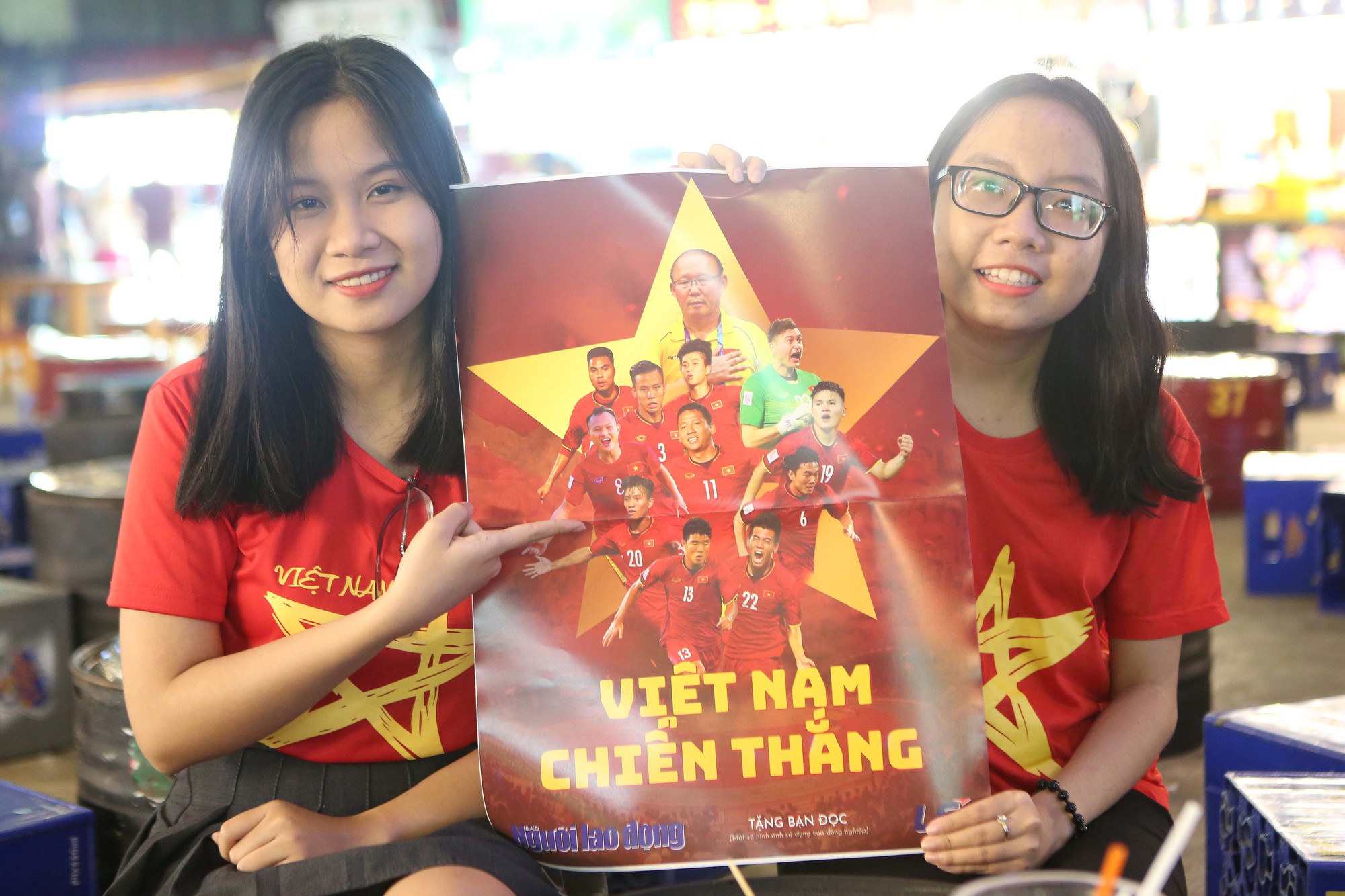 Hàng ngàn cổ động viên đổ về phố đi bộ cổ vũ tuyển Việt Nam