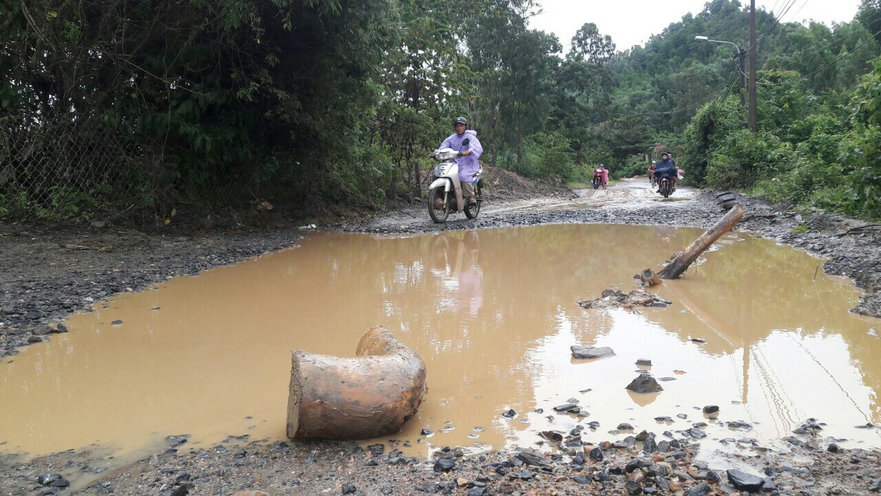 Đ&agrave; Nẵng: &Aacute;m ảnh với 22 km đường ĐT 601 biến th&agrave;nh ao sau mưa lớn - Ảnh 4.