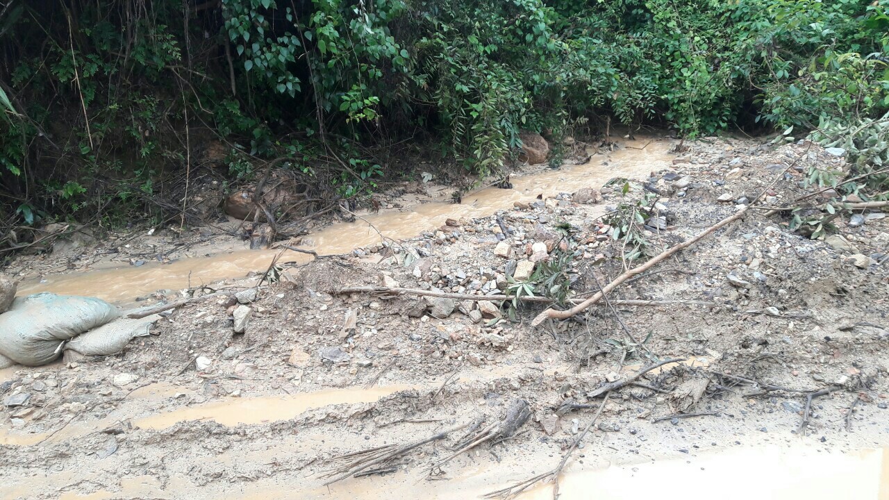 Đ&agrave; Nẵng: &Aacute;m ảnh với 22 km đường ĐT 601 biến th&agrave;nh ao sau mưa lớn - Ảnh 5.