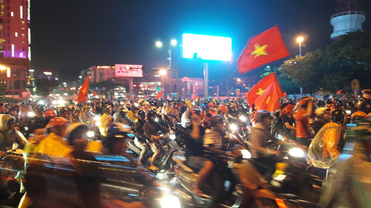 Người d&acirc;n Đ&agrave; Nẵng đội mưa xuống đường ăn mừng đội tuyển Việt Nam chiến thắng - Ảnh 4.
