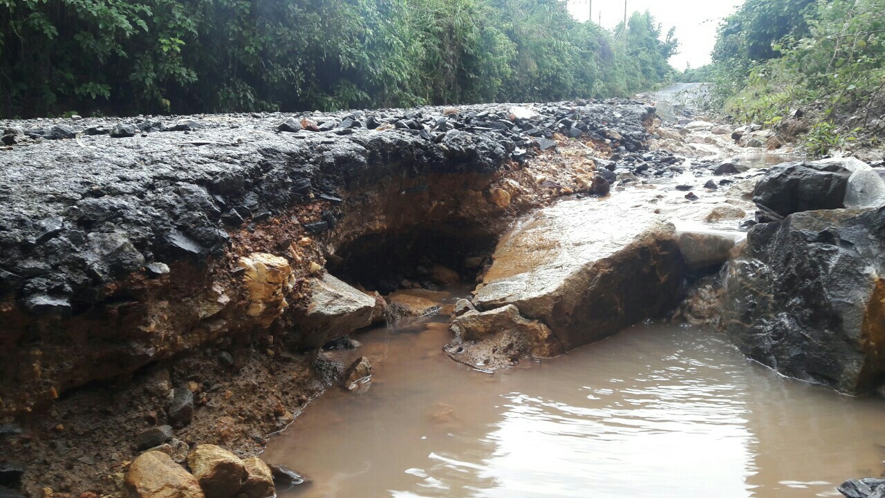 Đ&agrave; Nẵng: &Aacute;m ảnh với 22 km đường ĐT 601 biến th&agrave;nh ao sau mưa lớn - Ảnh 7.