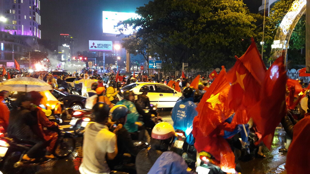 Người d&acirc;n Đ&agrave; Nẵng đội mưa xuống đường ăn mừng đội tuyển Việt Nam chiến thắng - Ảnh 5.