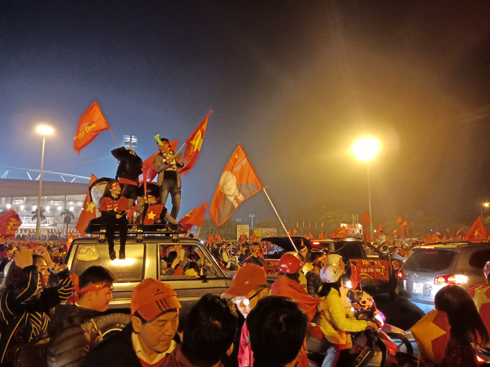Trắng đ&ecirc;m ăn mừng Việt Nam l&ecirc;n ng&ocirc;i v&ocirc; địch Đ&ocirc;ng Nam &Aacute; - Ảnh 17.