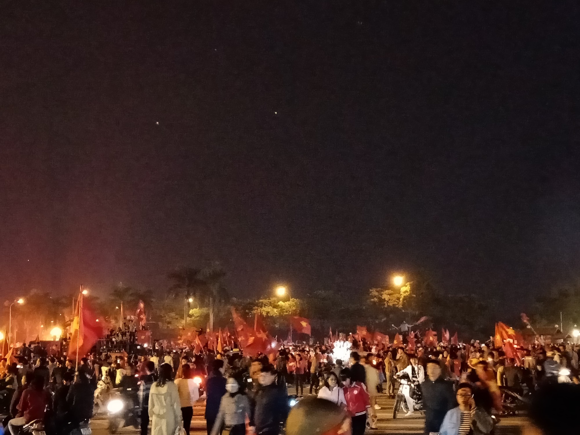 Trắng đ&ecirc;m ăn mừng Việt Nam l&ecirc;n ng&ocirc;i v&ocirc; địch Đ&ocirc;ng Nam &Aacute; - Ảnh 13.