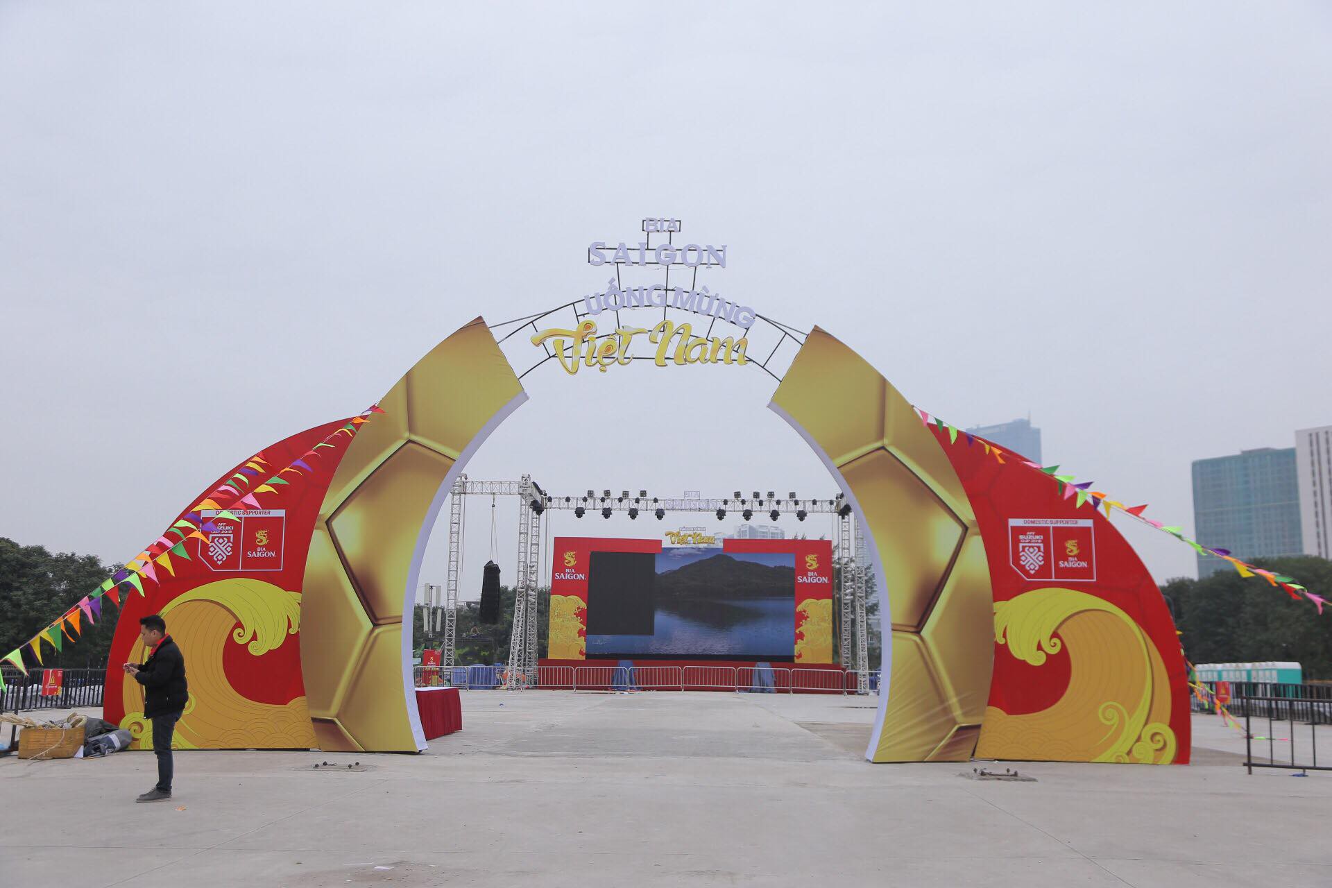 CĐV tập trung quanh sân Mỹ Đình từ sáng sớm cổ vũ tuyển Việt Nam - Ảnh 10.