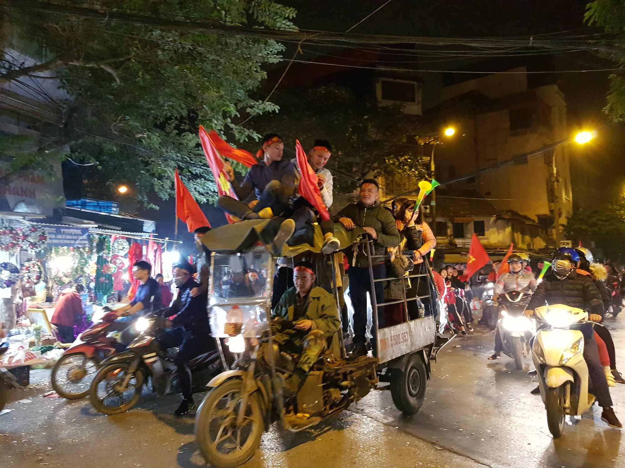 Trắng đ&ecirc;m ăn mừng Việt Nam l&ecirc;n ng&ocirc;i v&ocirc; địch Đ&ocirc;ng Nam &Aacute; - Ảnh 8.